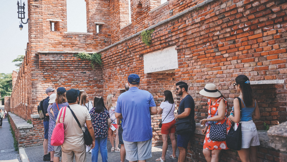 Tourists guided at Verona’s red brick bridge
