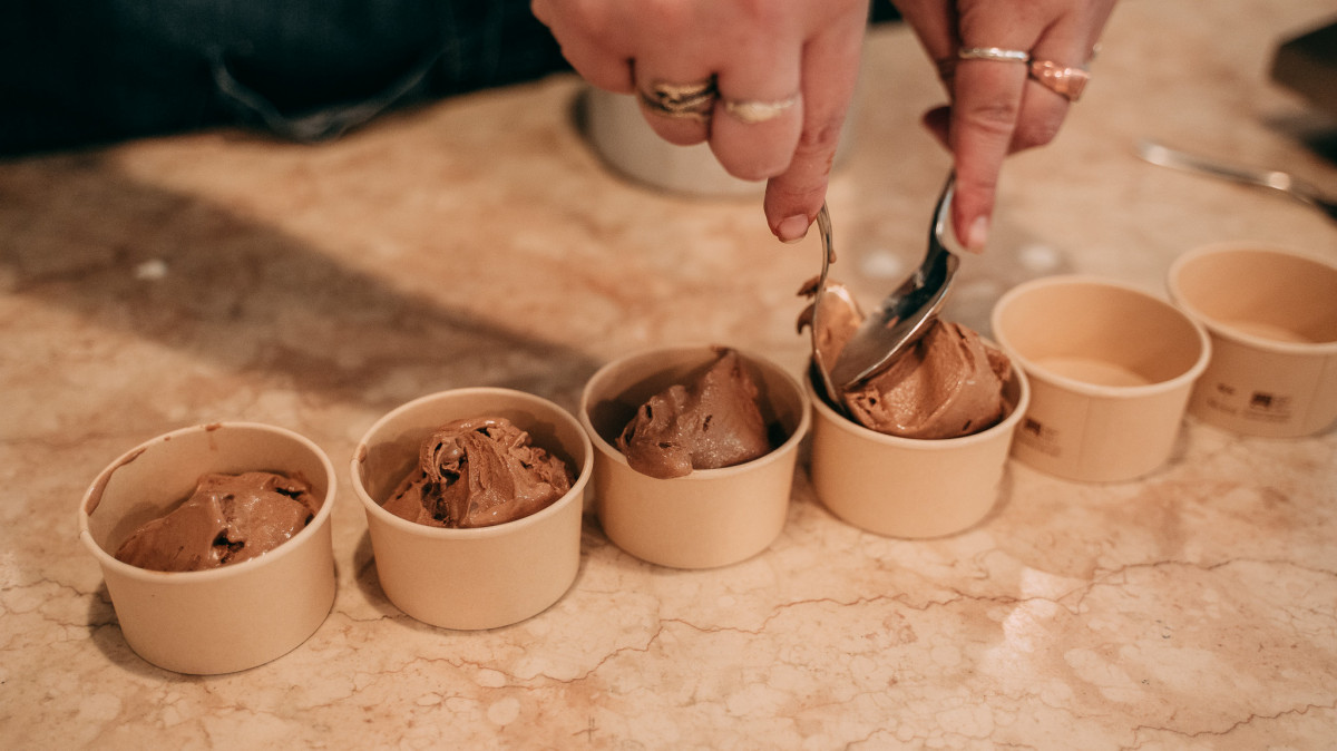 Little cups filled with chocolate gelato