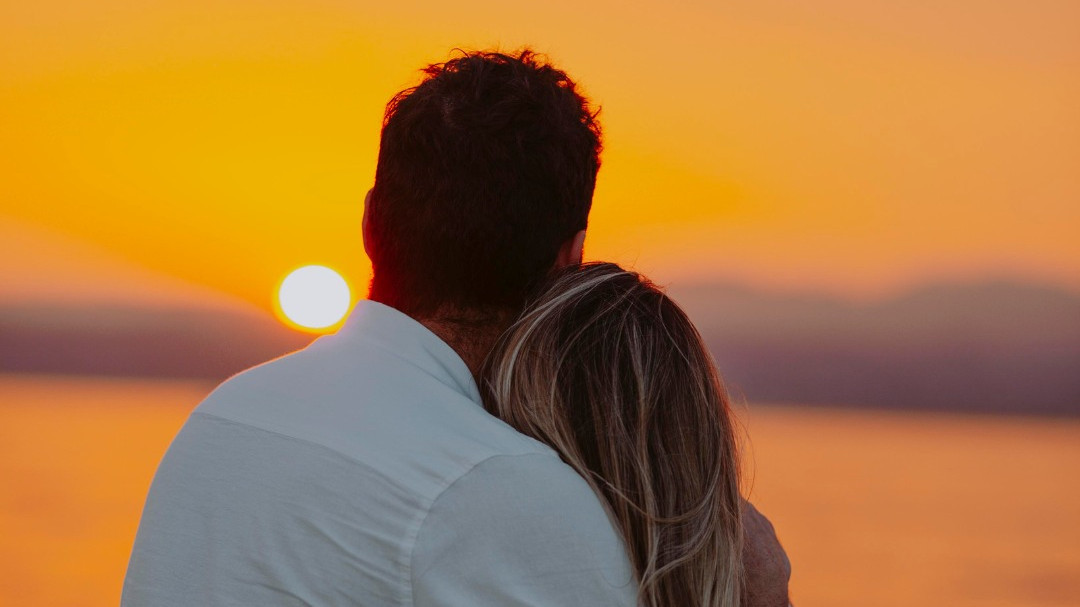 Couple enjoying a romantic sunset during a boat tour by Bertoldi Boats on Lake Garda, Italy.