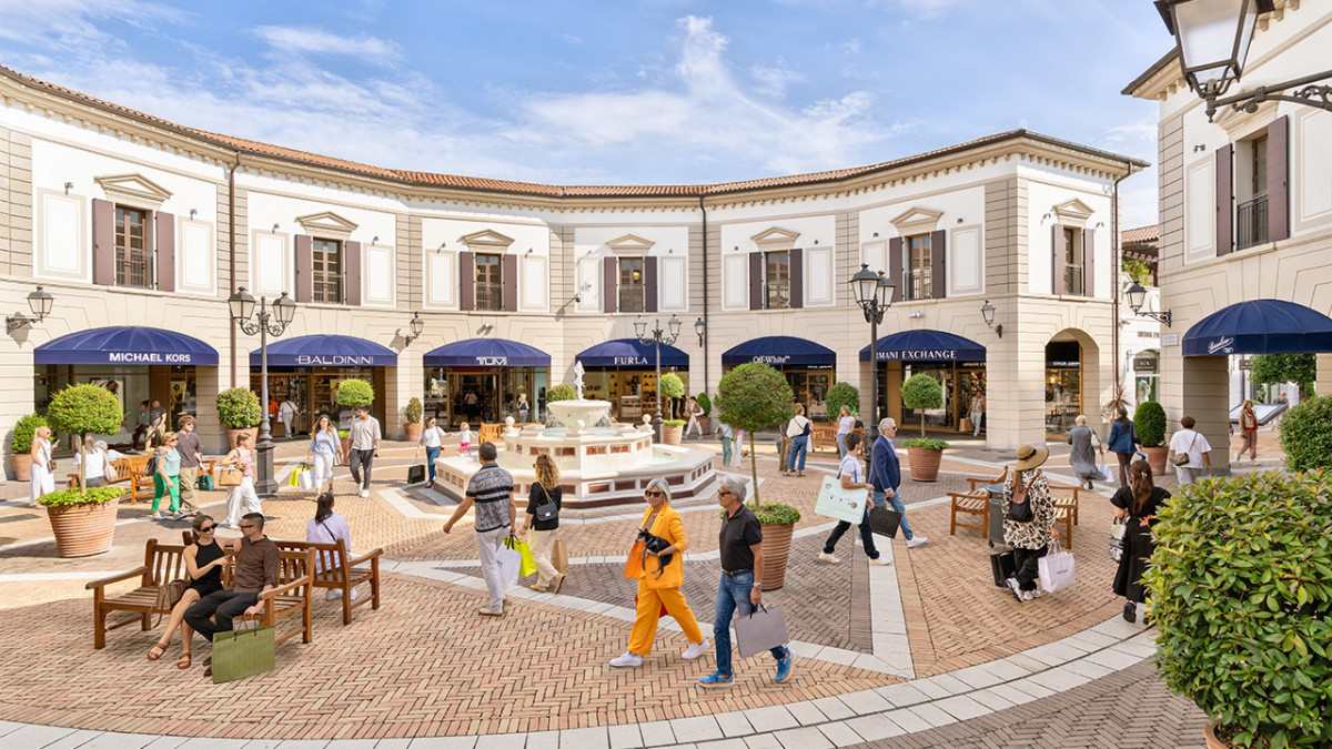 Noventa di Piave Designer Outlet: Bus Transfer + Discount and Lounge Access