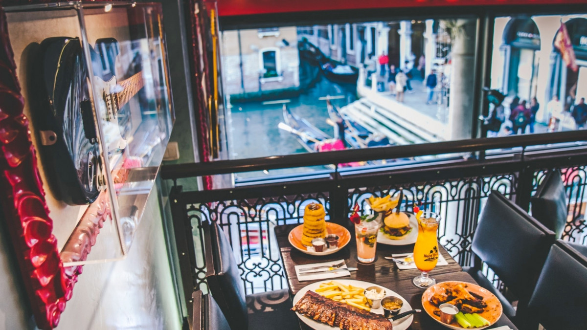 Venice: Gondola Ride & Hard Rock Café Lunch