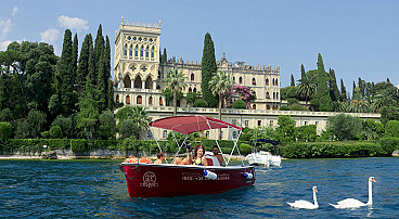 e-boat and family in front of isola del garda