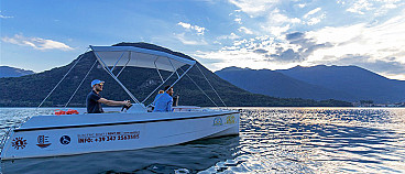 e-boat sailing on lake garda waters